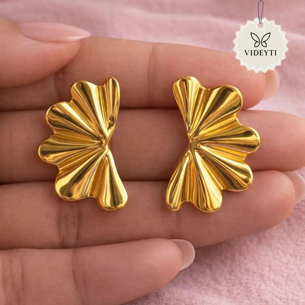 Fan-shaped stud earrings with sculptural ribbed gold-tone finish
