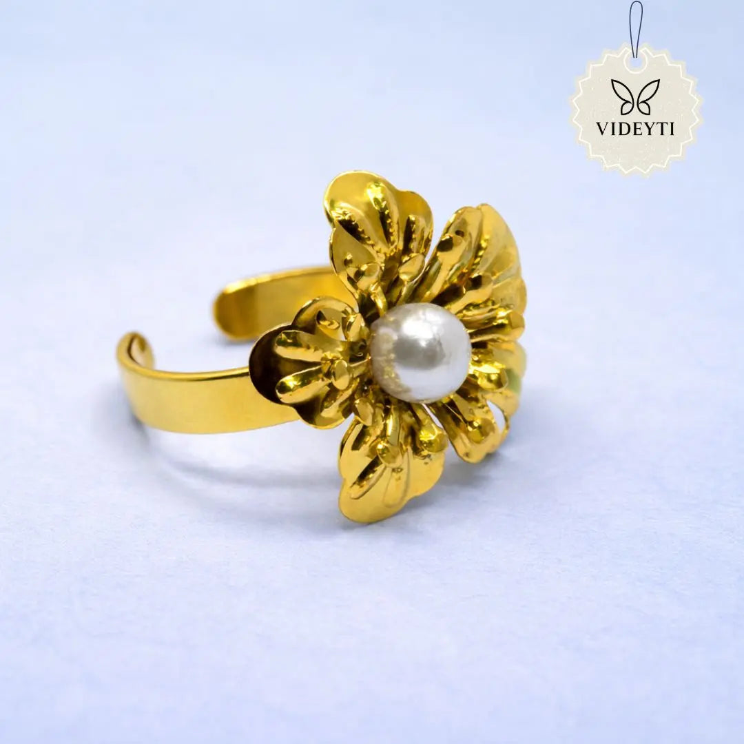 Gold floral adjustable ring with central pearl detail, made of stainless steel with gold plating.