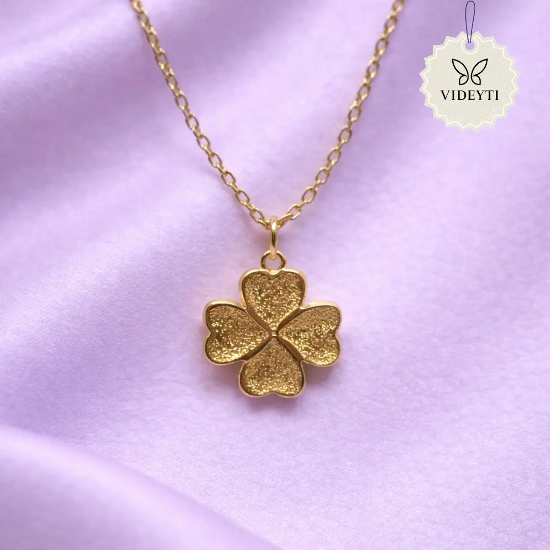 Gold clover pendant necklace